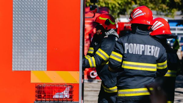 Soția unui pompier din Arad a dat foc caselor vecinilor pentru că îi plăcea să-i vadă pe salvatori în acțiune. Ce s-a întâmplat apoi cu femeia