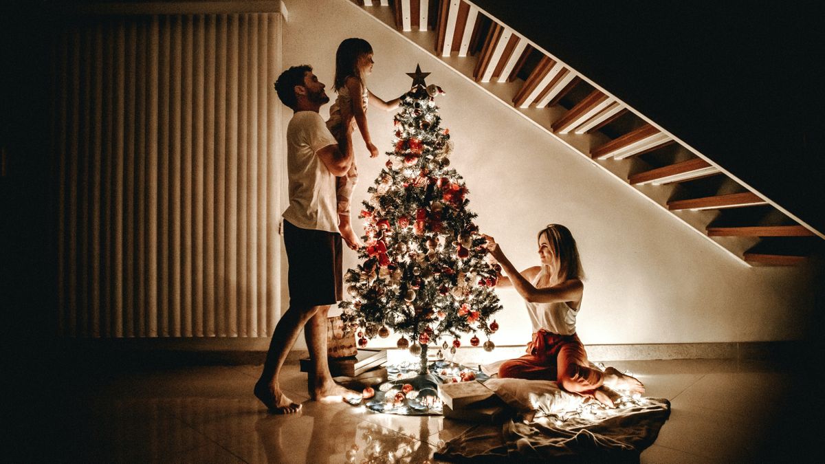 Brad natural vs. brad artificial: Ce alegem de Crăciun 2023? Avantaje și dezavantaje