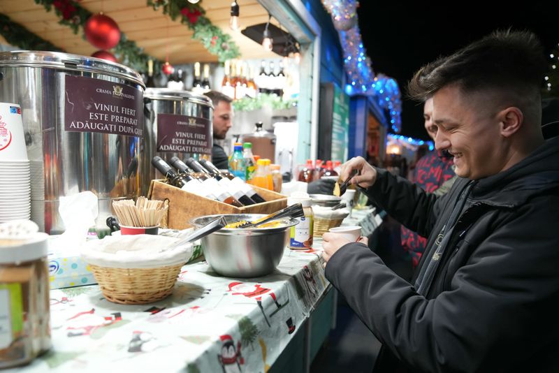 Cât a ajuns să coste un pahar de vn fiert la Târgul de Crăciun 2023 din Craiova?