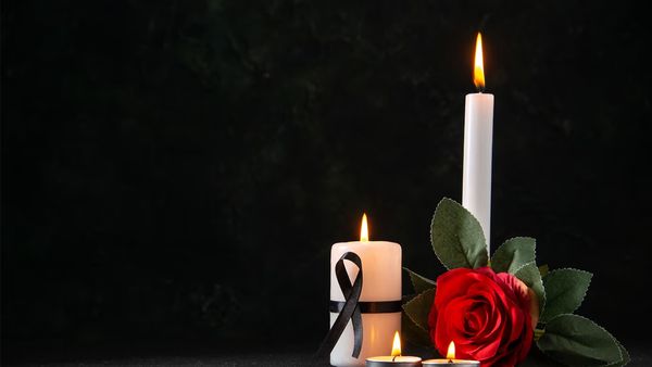 Cum să onorați memoria unei persoane decedate prin alegerea serviciilor funerare potrivite