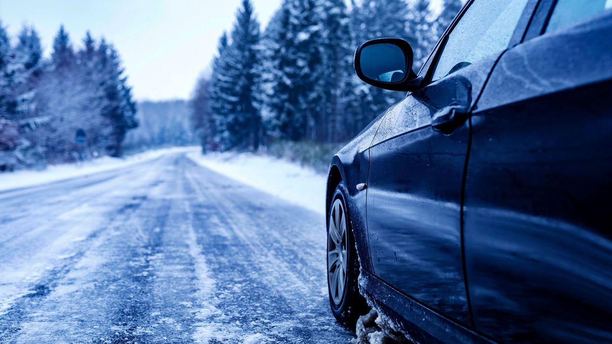 Sfaturi pentru șoferi când conduc pe ninsoare: Greșeala pe care trebuie să o evite pentru a nu derapa