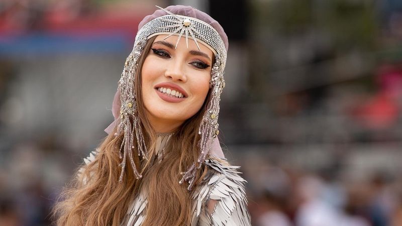 Iulia Albu, prinsă &icirc;ntr-un moment care nu o reprezintă. A vrut ca toată lumea să știe de la ea: &ldquo;Dați cu pietre, dacă simțiți să faceți asta, sunt aici.&rdquo;