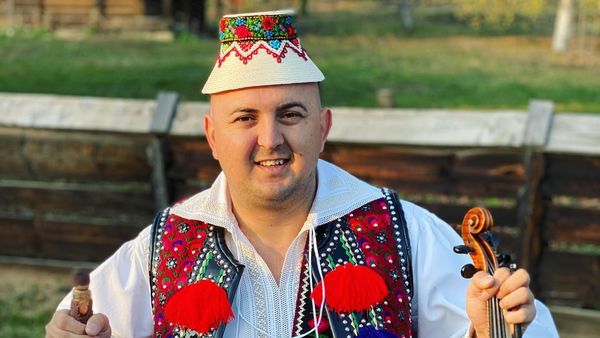 "Am avut o fustă cu capse, mi-o tras-o și s-au desfăcut capsele și o zis că nu, vii cu mine". Vasilică Ceterașu, acuzat că ar fi lovit și agresat o femeie. Incidentul s-ar fi petrecut în mașina cântărețului. Cum se apără artistul