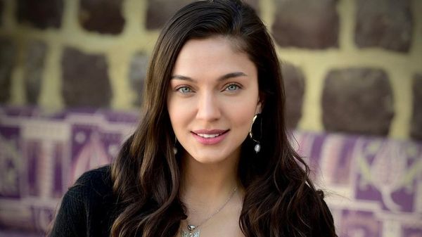 "Tremuram. Am pl&acirc;ns c&acirc;nd s-a terminat. Nu &icirc;mi amintesc cum am dus la bun sf&acirc;rșit acea scenă". Ceren Yilmaz, protagonista serialului "Promisiunea", despre dificultățile prin care a trecut pe platourile de filmare