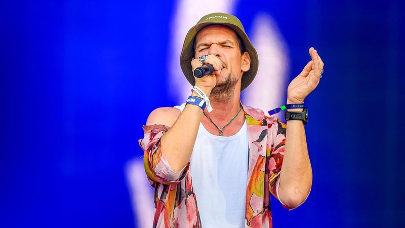 " Pe bune, cine să ne unească? Când cinci milioane de români trăiesc în străinătate, mulți dintre ei uscându-se de dor". Tudor Chirilă și-a exprimat disprețul de modul în care oficialii statului organizează parada de Ziua Națională a României