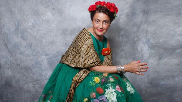 Imagini sf&acirc;șietoare de la priveghiul Ronei Hartner. Un detaliu surprinzător a fost observat deasupra tablourilor din capelă