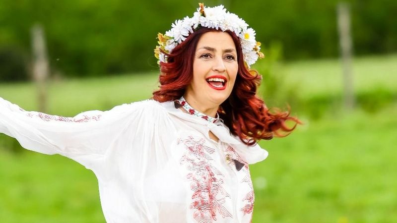Mesajul sf&acirc;șietor scris de Rita Sumayla, fiica Ronei Hartner, pe coroana de flori. Primul soț al Rocco Sedano i-a fost alături fiicei sale &icirc;n aceste momente cumplite