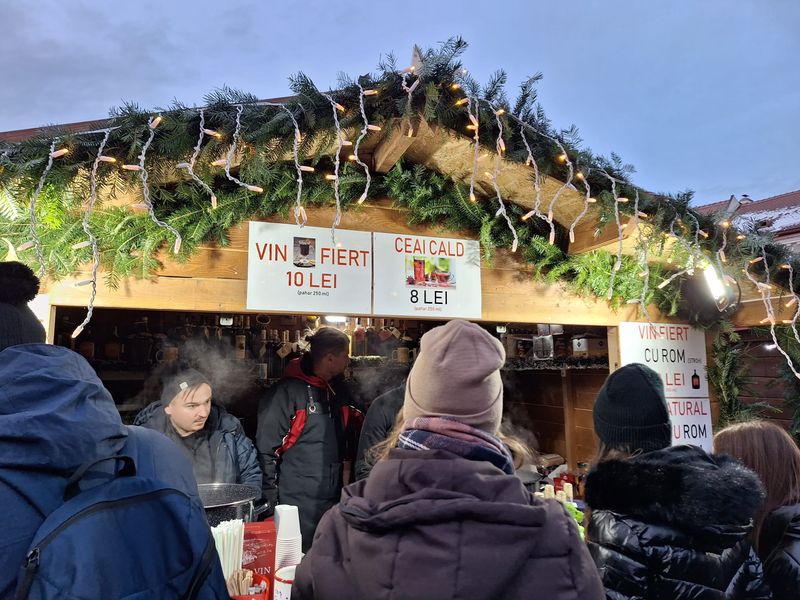 Cât trebuie să plătim anul acesta pentru un pahar de vin fiert la Târgul de Crăciun din Brașov?