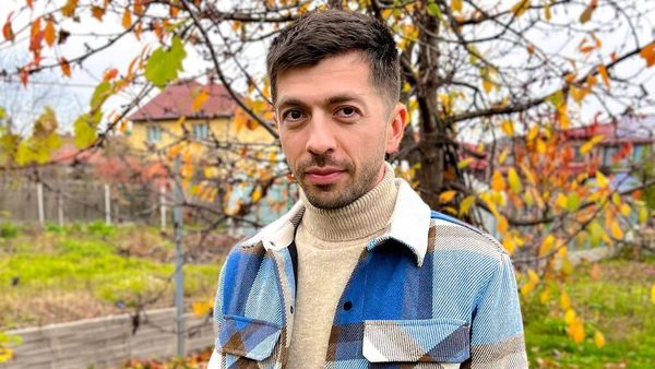 "Un șoc puternic. Mulțumesc lui Dumnezeu că ne-a protejat și a avut grijă de noi”. Mircea Bravo, prima reacție după ce a intrat cu mașina într-un stâlp de electricitate. Cum s-a produs, de fapt, accidentul rutier