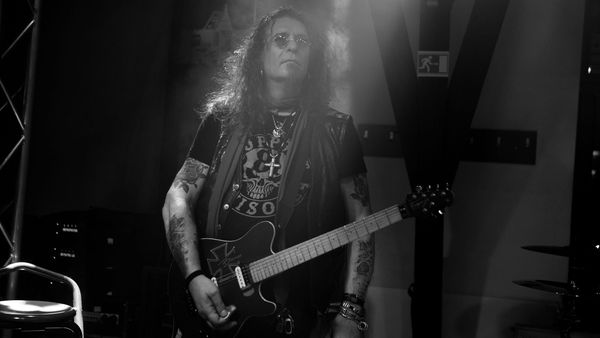 "Banul le ia și ultima brumă de demnitate și respect pentru cel care i-a făcut să devină ceea ce sunt azi!". Decizia Tribunalului București în cazul procesului dintre membrii trupei Cargo și familia regretatului Adi Bărar. Ce se va întâmpla cu brandul