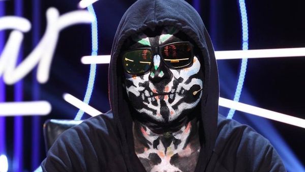 "Au fost foarte obraznici. Ne pare rău că există așa oameni care nu știu să respecte". Bătaie la ultimul concert Carla’s Dreams. Și-au împărțit pumni și picioare pe scenă. De la ce a plecat supărarea fanilor - VIDEO