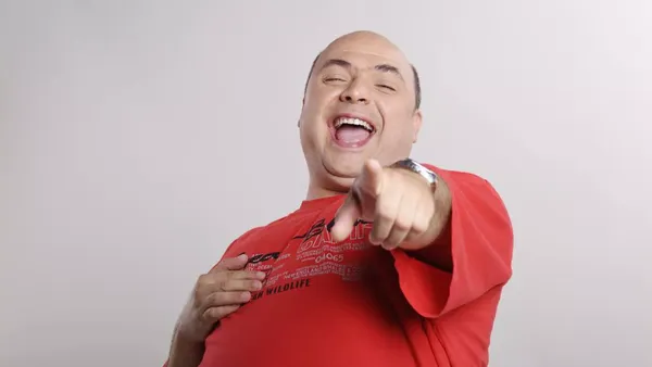 "Sunt optimist &icirc;n permanență. E adevărat că sunt la 3 ani de după intervenția aia severă". Constantin Zamfirescu, cunoscut pentru rolul &bdquo;Gogoaşă&rdquo;, &icirc;ncă &icirc;și găsește forța să z&acirc;mbească. Actorul se luptă cu aceeași boală care a răpus-o pe Rona Hartner