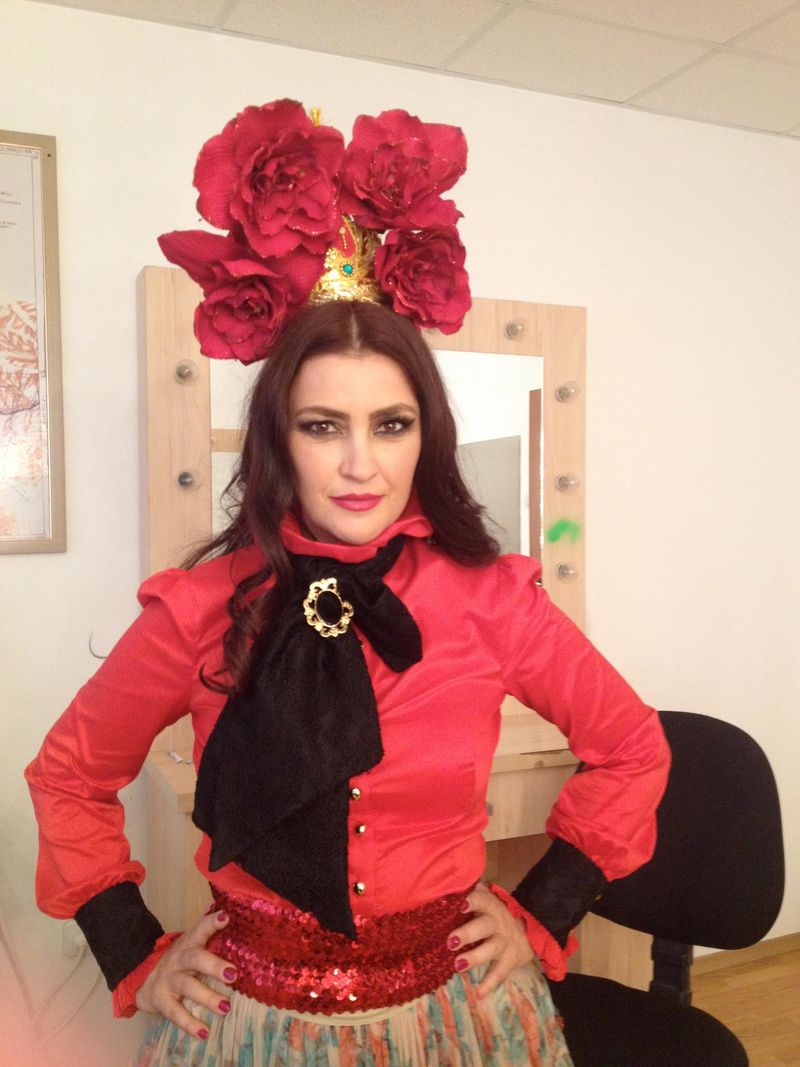 Rona Hartner copilarie saracie crunta