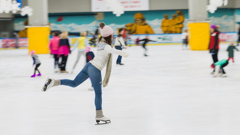 Lista patinoarelor deschise din București: C&acirc;t costă biletul de intrare și &icirc;nchirierea patinelor