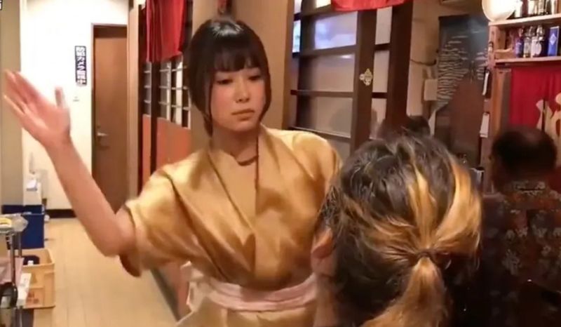 Clienții erau pălmuiți de bunăvoie înainte de a li se servi masa