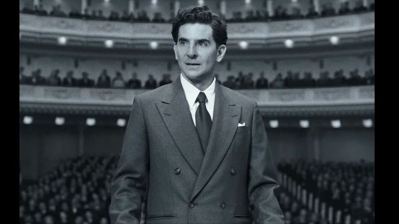 Bradley Cooper îl portretizează pe dirijorul Leonard Bernstein