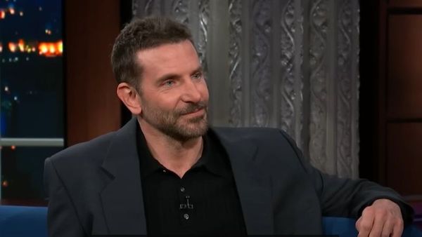 VIDEO: Surpriză uriașă pentru clienții unui fast food din New York. Au fost serviţi de celebrul Bradley Cooper