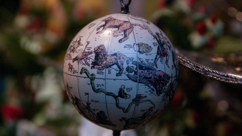 Horoscop de weekend, 16-17 decembrie 2023: Taurii se lasă cuprinși de oboseală. Săgetătorii vor fi trădați de persoana iubită