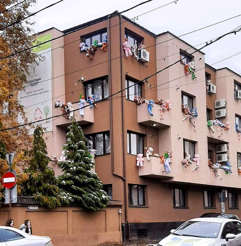 Modul neobișnuit în care a fost decorată o clădire din București