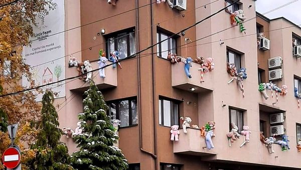 O clădire din Capitală a luat prin surprindere bucureștenii cu decorul neobișnuit de Crăciun