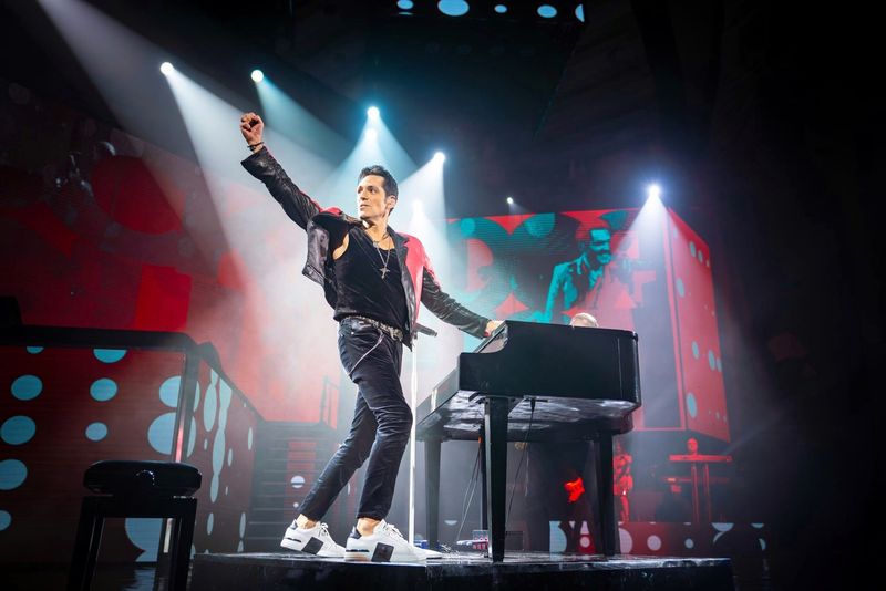 Fiul lui Ștefan Bănică și al Laviniei Pârva și-a făcut prima apariție publică pe scena de la Sala Palatului