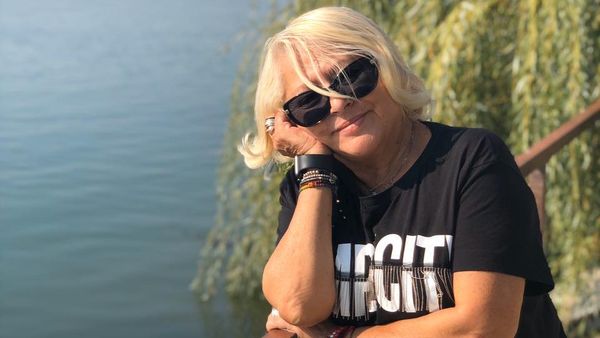 "M-am îmbrăcat spectaculos, țațelor! Dar, dacă voi nu ați știut de acolo de unde sunteți voi, de la coada calului". Mirabela Dauer dă de pământ cu așa-zisele „stiliste”, care și-au permis să o judece