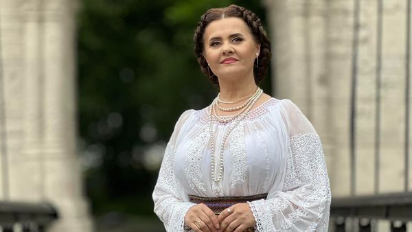 "Nu mă mai trădez pe mine pentru validare exterioară. Femeia care sunt azi m-a costat scump: dezamăgiri, timp, oameni, bucăți de suflet". Niculina Stoican, despre schimbările din viața ei