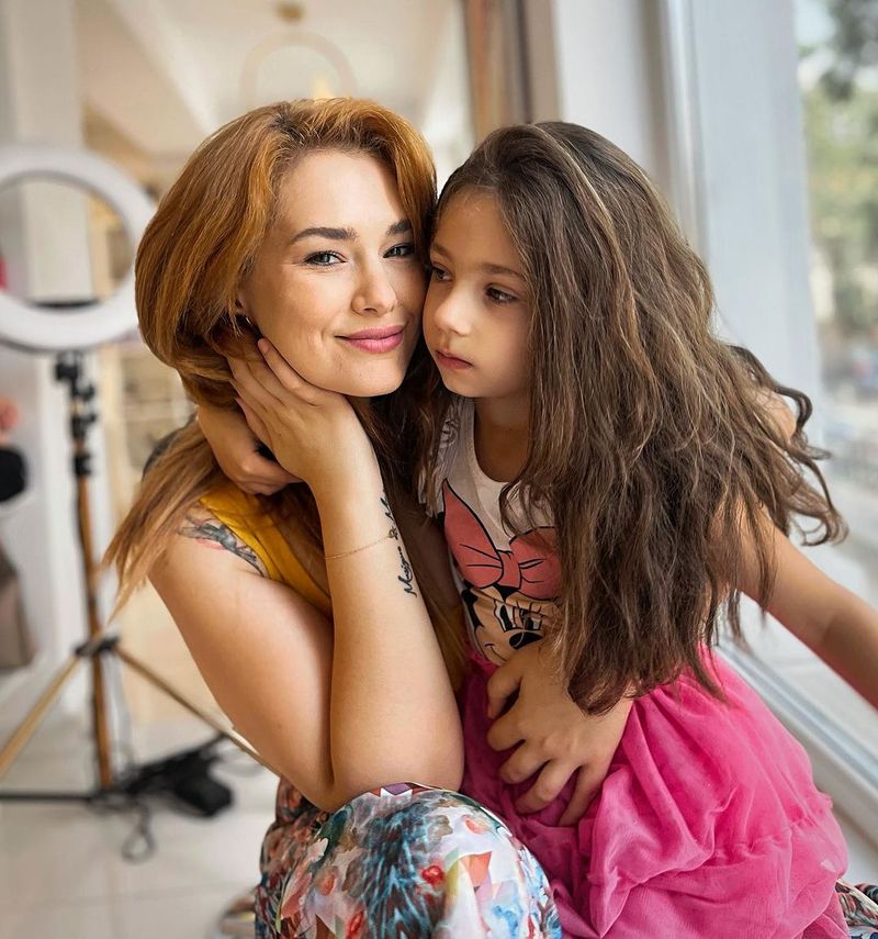 Cum se descurcă Feli Donose în rolul de mamă singură?