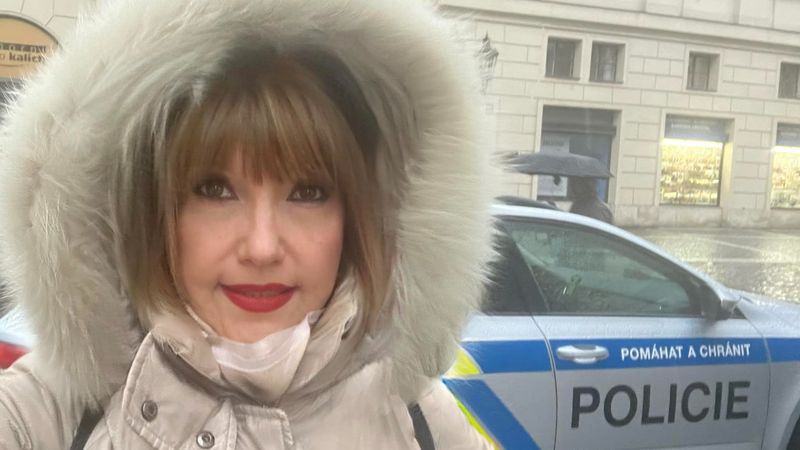 &rdquo;Sirenele continuă sa spintece tihna. &Icirc;n acest colț de lume, 15 familii &icirc;și pl&acirc;ng morții&rdquo; Marina Almășan se afla &icirc;n Praga &icirc;n timpul masacrului de la Universitatea Carolină