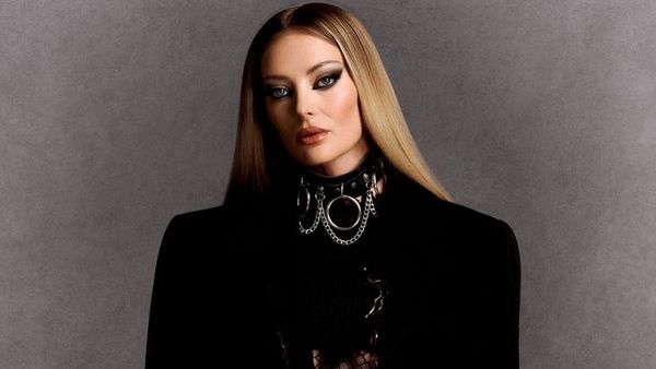 Delia, tablou de familie de sărbători. Cum s-a fotografiat artista alături de tatăl ei care este complet schimbat după ce a renunțat la călugărie