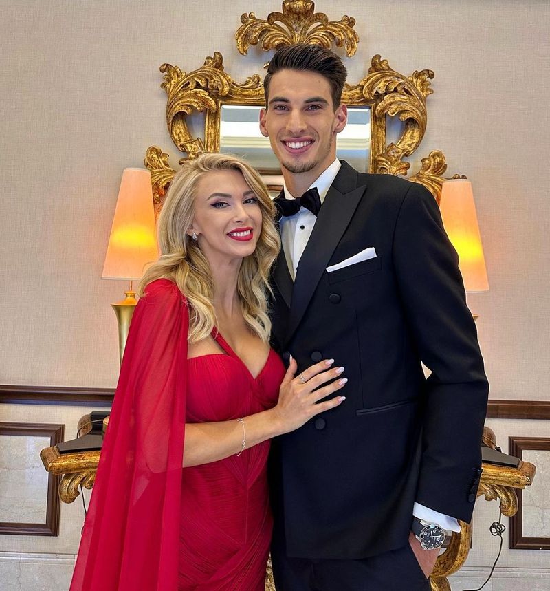 Andreea Bălan și-a făcut bagajul și a zburat la iubitul ei, care se află în turneu în Australia.