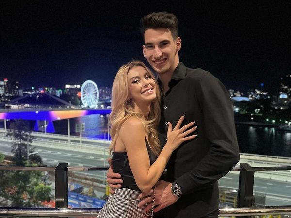 Andrea Bălan nu &icirc;l slăbește deloc pe iubitul tinerel, Victor Cornea. Artista l-a &icirc;nsoțit la turneul din Australia, iar apariția ei a st&acirc;rnit v&acirc;lvă &icirc;n mediul online