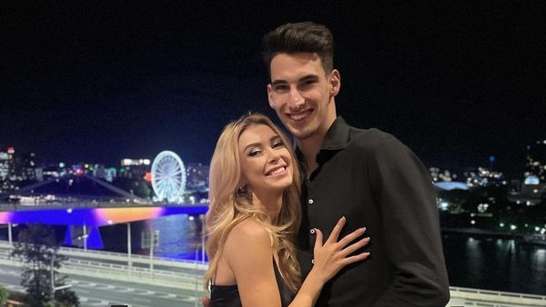 Andrea Bălan nu îl slăbește deloc pe iubitul tinerel, Victor Cornea. Artista l-a însoțit la turneul din Australia, iar apariția ei a stârnit vâlvă în mediul online