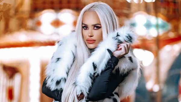 "Vă rog să nu mai fiți așa hateri împotriva mea" Anda Adam, criticată aspru după ce s-a fotografiat cu un cățeluș vopsit tot în roz