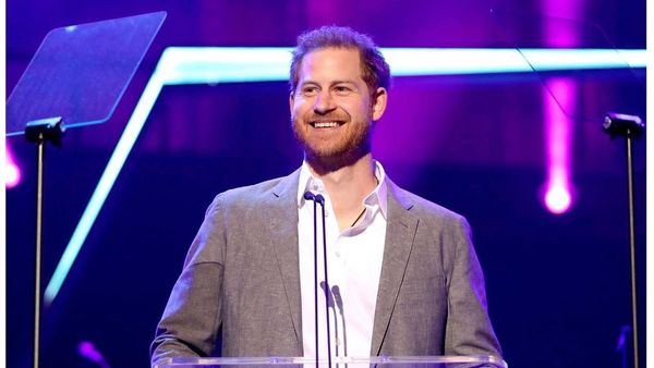 „Aștept cu nerăbdare ca orice alt pilot militar din lume să primească același premiu pe baza realizărilor sale în acest domeniu”. Reacții în lanț după aflarea veștii că Prințul Harry va fi numit "o legendă vie a aviației"