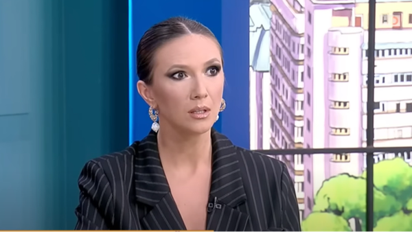 "E foarte multă muncă. Știu ce înseamnă presiunea regizorului, presiunea să înveți atât de multe texte". Adela Popescu, despre criticile pe care fiica Andrei și a lui Cătălin Măruță le-a primit pentru rolul din comedia „Tati part-time”