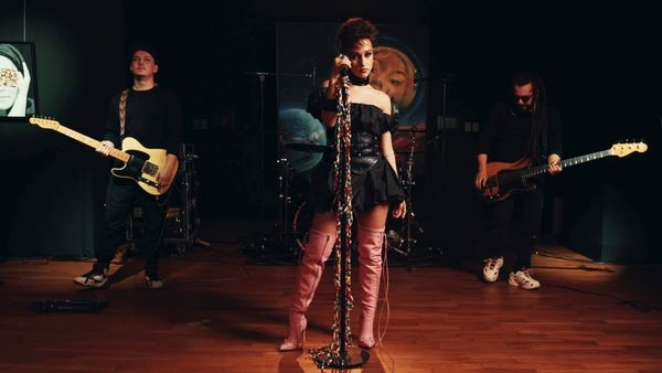 "Ne-a venit ideea să unim cele două tipuri de artă". Holy Molly a lansat o nouă versiune a piesei "Pastila de somn"