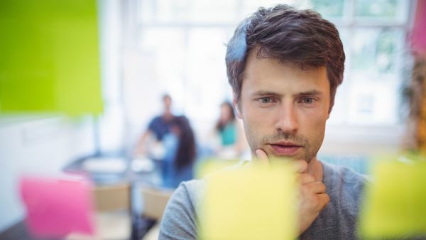 Cum se zice corect: serviciu sau servici?