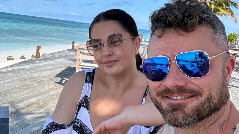 "Uite-o pe prințesa mea cea mare. Ce gălușcă frumoasă. Ești mai frumoasă ca apusul iubire". Tavi Clonda a făcut o "incursiune" sentimentală și a postat imagini unice cu Gabriela Cristea. Fanii au luat cu asalt secțiunea de comentarii