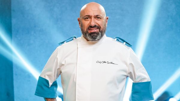 Cum arăta celebru chef Cătălin Scărlătescu în adolescență, slab și cu părul lung: "Am lucrat prima oară la un hotel din Eforie Sud. Un an de zile am fost și eu șef… șeful cartofilor."