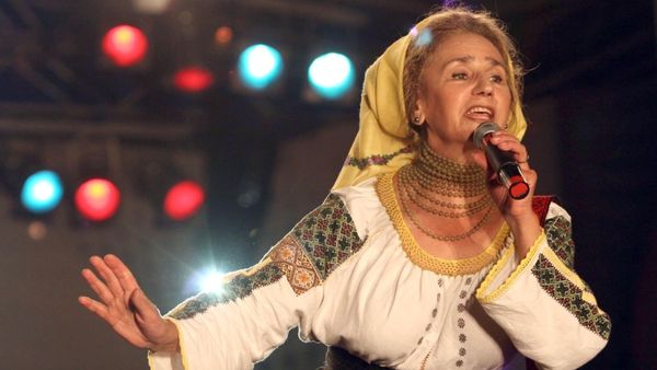 "A dat buzna tineretul la c&acirc;ntecele mele. Măi, stop. Eu am muncit.Nu am c&acirc;ntat din repertoriul nimănui nici măcar o vorbă nu am luat". Nemulțumirea Sofiei Vicoveanca. Artista le atrage atenția celor care &icirc;i fredonează piesele 