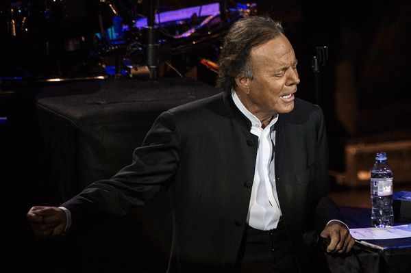 Julio Iglesias, reţinut pe aeroportul din Hig&uuml;ey! Artistul de renume internaţional a fost prins cu o "&icirc;ncărcătura speciala"