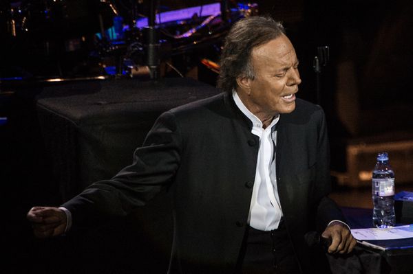 Julio Iglesias, reţinut pe aeroportul din Hig&uuml;ey! Artistul de renume internaţional a fost prins cu o "&icirc;ncărcătura speciala"