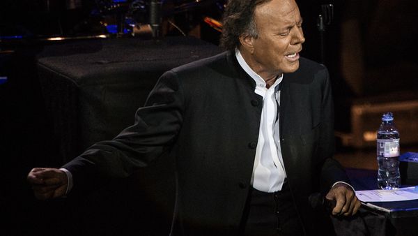 Julio Iglesias, reţinut pe aeroportul din Higüey! Artistul de renume internaţional a fost prins cu o "încărcătura speciala"