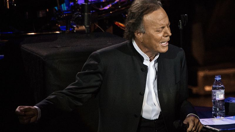 Julio Iglesias, reţinut pe aeroportul din Hig&uuml;ey! Artistul de renume internaţional a fost prins cu o "&icirc;ncărcătura speciala"