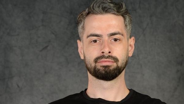 Spike și-a luat „decisiva” și de la Radu Bucălae. Actorul nu a stat prea mult pe gânduri și l-a bombardat cu multe cuvinte la care nu s-ar fi așteptat: "Asta l-a propulsat, de aici a bubuit! Ne-am schimonosit pe față, moca, să-ți aducem milioane"