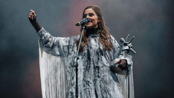 "Eu sunt o privilegiată a sorții. Clar, prost să fii să nu te urci într-un tren care oprește la poarta ta, deși tu n-ai cale ferată la poartă". Câți bani cere Theo Rose pentru 45 de minute de cântat