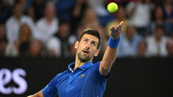 "M-am conectat cu acel copac. Pur şi simplu mi-a plăcut. Mi-au plăcut rădăcinile sale, trunchiurile şi ramurile şi totul". Novak Djokovici şochează cu declaraţiile sale. Numărul 1 mondial &icirc;n tenis susţine că are o "relaţie specială" cu un copac - FOTO