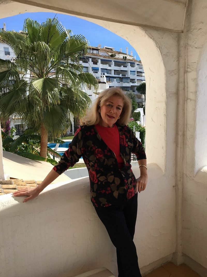 Ce face Stela Enache cu florile primite din public la spectacole