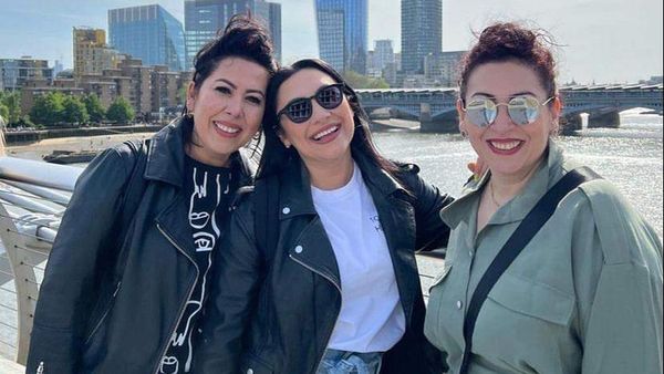 "E greu de povestit ce am simțit. Eu am multe lucruri în comun cu surorile mele". Andra, apariție inedită alături de cele două surori,  Aura şi Diana. Artista nu s-a mai putut stăpâni și izbucnit în lacrimi